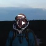 LED prednja svjetiljka s senzorom pokreta – video