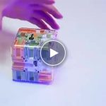 Premium džepni kockasti slagalac s 3D labirintom – video